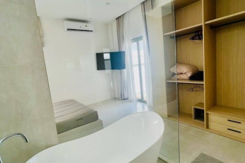 Аренда виллы на Пхукете в Unique Villa Naiharn, Раваи, дом с 4 спальнями и бассейном, 630 м2